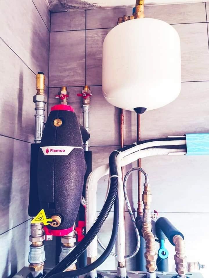 Przesłane zdjęcie zaworów, przewodów i armatury instalacji grzewczej